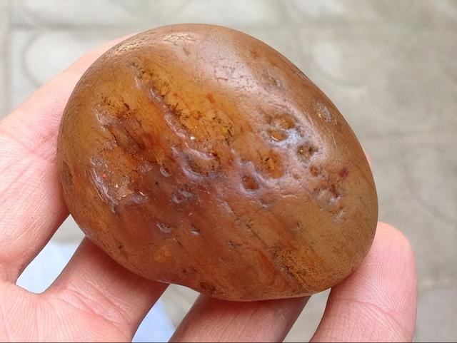 北京起名北京小伙捡到一块奇石，起名《揽月》，喊价100万只卖了2万